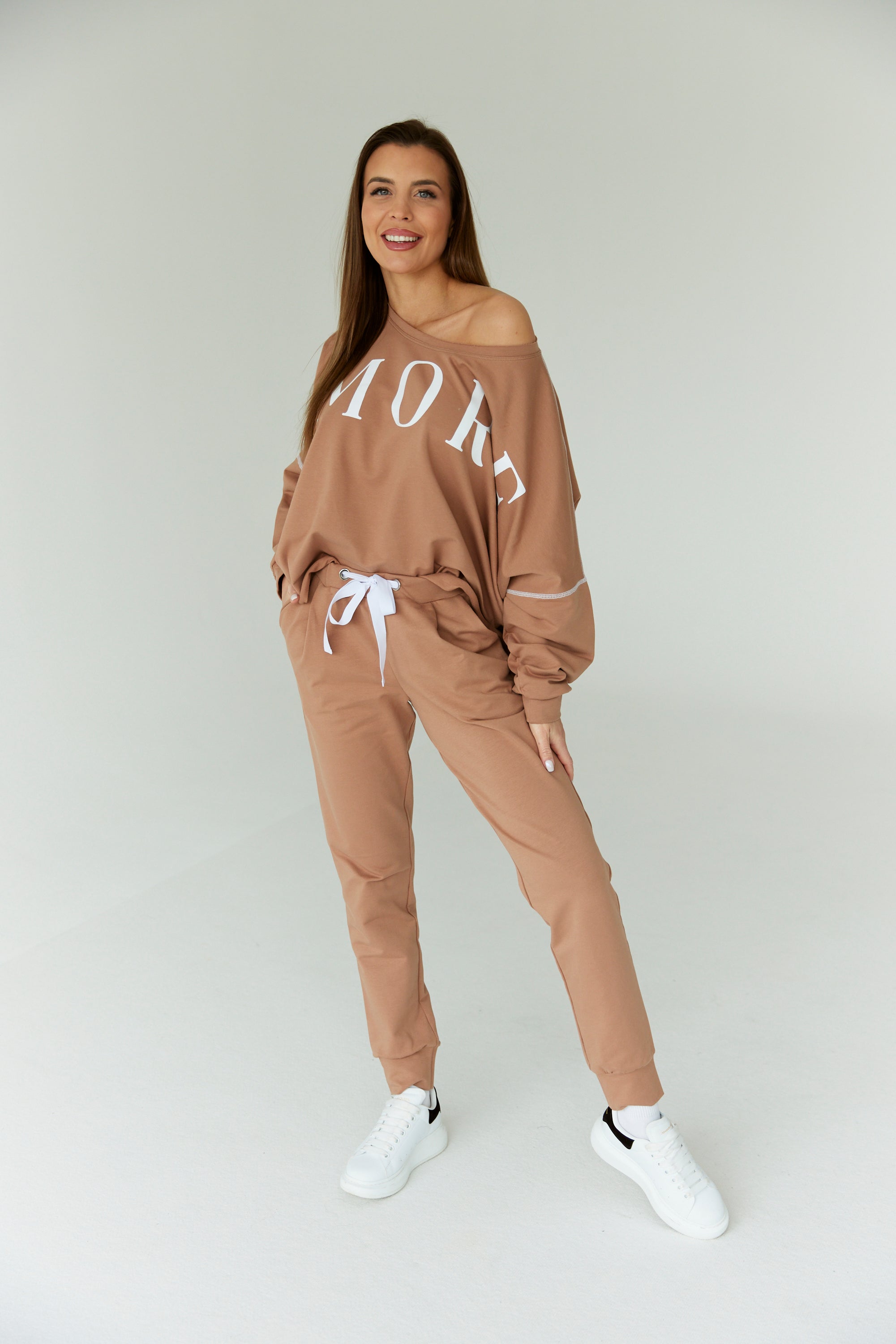 AMORE barna melegítő