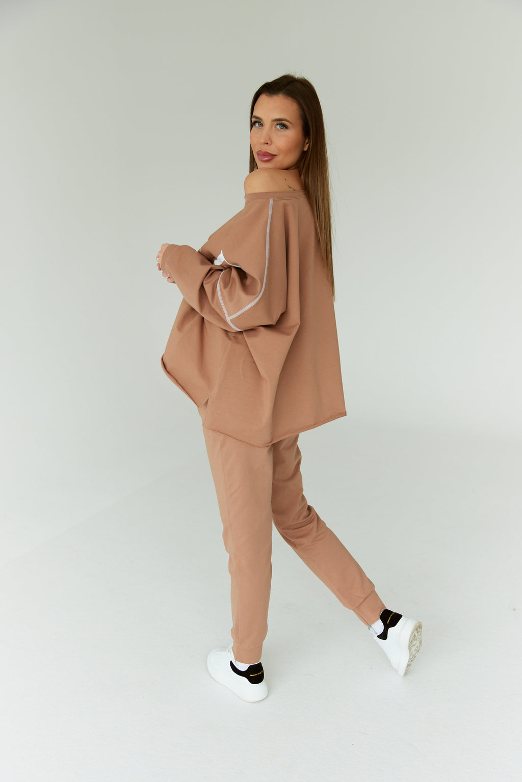 AMORE barna melegítő